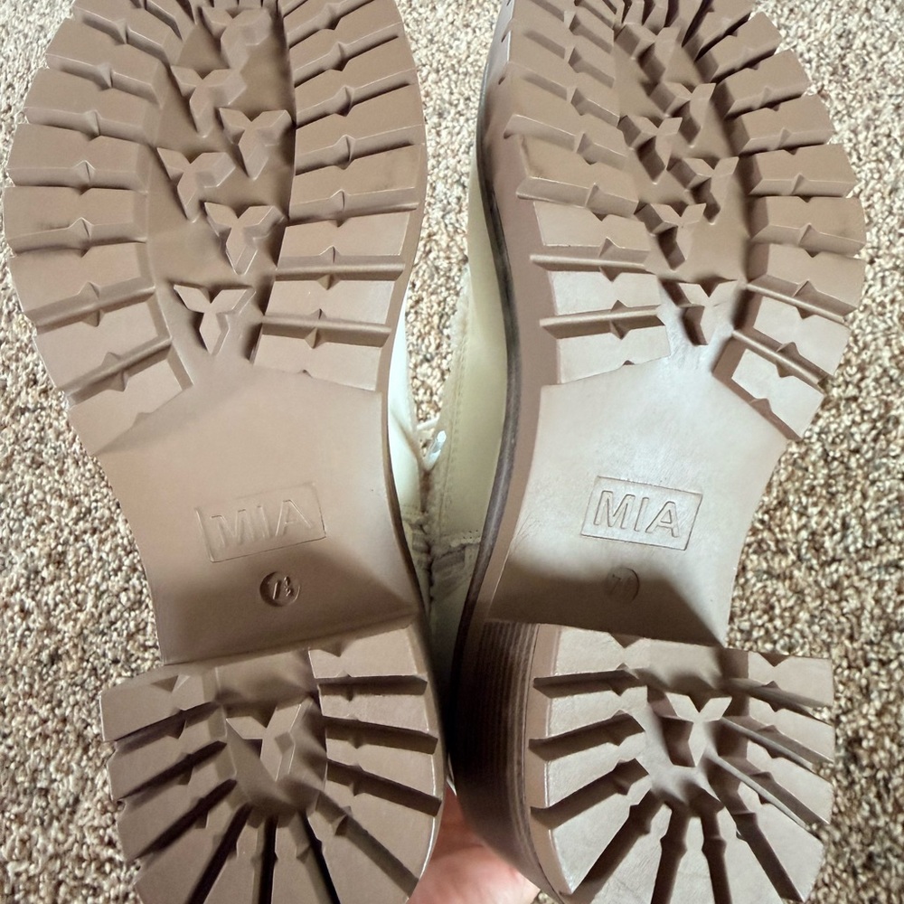 Mia Alpine Sherpa Boots - Picture 6 of 10